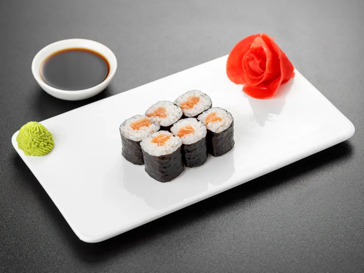  Якинори - Ролл с копченым лососем 110гр